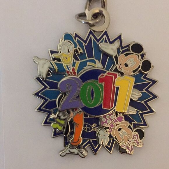 Disney Keychain with spinning motion - Picture 2 of 7